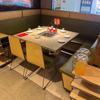 Mesa de mármore sem fumaça estilo Haidilao para panela quente, fogão de indução, panela quente integrada, restaurante, mesa de jantar comercial e fábrica de cadeiras