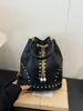 Bolsa Grande de Axila Simples em PU Feminina Nova Tendência Verão 2026 Bolsa Tote Cool com Rebites Moda Verão Trabalho Único Ombro