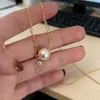 Nuevo Exquisito Collar Colgante de Perlas para Mujer, Moda de Lujo Ligero con Diseño de Nicho y Sensación de Alta Gama, Cadena Versátil para el Cuello de Suéter Tendencia