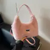 Bolsa Pequena Acolchoada para Mulheres 2025 Nova Moda Versátil Design de Nicho Estilo Ocidental de Luxo Ombro Único Transversal