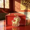 Llavero Colgante Zodiaco Oveja Lámina de Oro Imitación Año de la Oveja, Rico y Próspero, Cordero de Dibujos Animados por Ambos Lados, Cordón Rojo para Teléfono Móvil