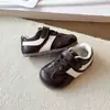 Moda Infantil Tênis de Treino Alemão Retrô 2026 Primavera e Outono Novos Tênis Esportivos Antiderrapantes de Solado Macio para Meninos Sapatos Casuais Versáteis para Meninas
