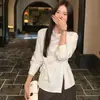 Camisa de Renda Estilo Coreano com Cadarço Lateral e Fivela Manga Longa para Mulheres Primavera Verão Gola Redonda Emagrecedora Design de Nicho Pequeno Camisa Roupa Externa Cobertura da Barriga