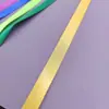 O fabricante fornece fita de poliéster brilhante de 1,5 cm para cordão DIY em estoque, disponível em 13 cores, amostras grátis disponíveis.