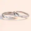 Anel Móbio em Prata de Lei S925 anel de casal em prata de lei anel de casal preto e branco par masculino e feminino anel simples chique japonês e coreano Pequeno