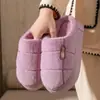 Chinelos de algodão fechados no calcanhar para homem, tamanho grande, novo modelo de inverno 2026, adequados para uso externo, antiderrapantes, uso doméstico, sapatos de algodão quentes com sola grossa para mulher
