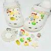 Encantos lindos de dibujos animados para zapatos con varios agujeros, decoraciones versátiles de resina para zapatos, mariposa, burbuja, flor, animales, charms decorativos al por mayor