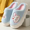 2024 Nuevas Pantuflas de Algodón con Conejo de Dibujos Animados para Mujer Invierno Hogar Antideslizantes Cálidas Suela Gruesa Felpa Pareja Interior Pantuflas de Algodón