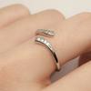 Anillo Abierto Ajustable de Plata con Cinta Cruzada de Amazon Moda Retro Fila de Diamantes y Circonita Venta al por Mayor