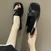 2025 Novas Sandálias de Dedo com Presilha, Bico Quadrado, Salto Grosso Vazado, Tamanho Grande, Salto Baixo, Estampa de Leopardo, Estilo Europeu e Americano para Mulheres, Chinelos de Verão para Praia