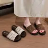 Sandalias tipo mocasín para mujer inspiradas en el bosque, artísticas, con parte superior de tela texturizada de lunares y tacón de cuña que aumenta la altura, nuevo estilo 2026