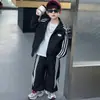 Conjunto de Primavera y Otoño para Niños 2026 Nueva Moda Chaqueta Cortavientos Estilo Coreano para Niños Conjunto de Dos Piezas Estilo Urbano para Bebé Tendencia
