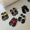 []Sandálias de Metal com Dedal Estilo Francês de Solado Plano para Mulheres, Novos Sapatos Romanos de Verão 2026