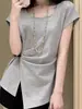 Camiseta Cinza de Manga Curta com Cintura Ajustada, Fenda Irregular e Design Plissado para o Início do Verão, Caimento Moderno e Casual