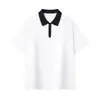 Camisa Polo Color Block com Meio Zíper, Roupa de Trabalho com Ombro Caído, Gola de Lapela, Mangas Curtas, Estilo College Bordado, Uniforme de Turma Personalizado com Texto Impresso, Mistura de Poliéster e Algodão