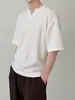 Camiseta Canelada de Manga Curta Tendência Estilo Coreano Nicho para Homens, Novo Design de Verão com Decote V, Top Solto e Versátil de Meia Manga