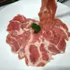Lonchas de Cerdo Flor de Ciruelo (Tiernas Rodajas de Cerdo) Bolsa de 1 kg Productos Curtidos Congelados Rápidamente Productos Semiacabados Ingredientes para Hot Pot de Chongqing Venta al por Mayor