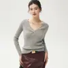 Suéter de punto ajustado para mujer con diseño de cuello en V, presenta un patrón texturizado de trenzas y está hecho de cachemira, perfecto para otoño e invierno, e ideal como capa base