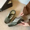 Moda veludo casual 2026 versão coreana novos tênis esportivos de outono para treinamento alemão, sapatos Forrest Gump de sola plana, tênis femininos com cadarço