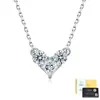 Colar de prata S925 com três pedras de moissanita para mulheres, apresentando um pingente triangular de corte brilhante, uma corrente leve e luxuosa em forma de V para a clavícula