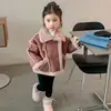 Ropa de abrigo para niñas otoño e invierno 2026 nuevo estilo niños forro polar de piel sintética top engrosado moda y estilo ropa de invierno para niñas