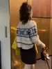 Nova coleção de inverno: suéter de tricô estiloso e emagrecedor com cores contrastantes, apresentando um design único inspirado na Ilha de Man, uma gola redonda e uma única fileira de botões