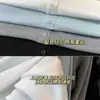 Camiseta Versátil de Manga Larga con Cuello Redondo y Media Tapeta Falsa, Tejido Acanalado Elástico Simple y Práctico con Textura de Raya Vertical H030806