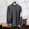 Novo Suéter Masculino de Caxemira Outono e Inverno 2024 Gola Redonda Combinando Cores Camisa Básica Casual de Negócios Solto Suéter de Quatro Listras