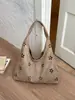 Bolso de hombro para mujer estilo coreano transfronterizo estilo universitario, bolso tote casual nuevo con diseño calado, bolso simple de gran capacidad para el día a día, para llevar debajo del brazo