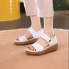Sandalias planas de moda transfronterizas para comercio exterior para mujer, nuevos zapatos casuales versátiles estilo coreano de verano para mamá, zapatos de suela gruesa antideslizantes