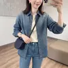 Camisa de mezclilla lavada azul claro estilo Hong Kong, moderna, para mujer, perfecta para otoño, versátil, adelgazante y adecuada para usar en capas.; una prenda exterior fina de manga larga casual
