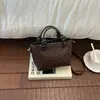 Bolso pequeño súper popular para mujer, nuevo modelo de verano 2026, bolso cruzado tipo cubo de nicho de alta gama para el día a día