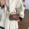 Bolsa de mão pequena em camurça para mulheres, novo design 2026, estilo nicho, bolsa de mão formato bolinho, de alta qualidade e versátil, bolsa de ombro ou bolsa transversal