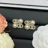 Nuevos Pendientes Doble C con Perlas y Tachuelas de Diamante Estilo Chanel 2025 para Mujer, Aguja de Plata, Lujo de Gama Alta, Elegantes Pendientes Estilo Chanel al por Mayor