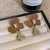 Pendientes de flores flocadas de otoño/invierno para mujer 2025, nuevos pendientes retro de felpa con diseño de viento de Hong Kong, pendientes de aguja de plata S925 al por mayor