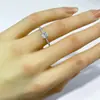 Anillo de Plata 925 Transfronterizo Anillo de Moissanita de 1 Quilate Incrustación Micro Detallada Versión Artesanal Anillo para Mujer Chapado en Oro Plata 925 Venta al por Mayor