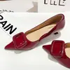 Salto Alto Brilhante Versátil Estilo Francês Nova Fivela Quadrada Fashion Versátil Bico Fino Boca Rasa Sapatos de Salto Único Elegantes para Outono e Inverno