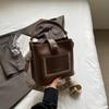 A popular bolsa de balde portátil de moda retrô feminina 2024 nova bolsa de ombro casual de alta qualidade para todos os jogos