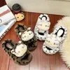 Lindas pantuflas de gatito de dibujos animados con estampado de leopardo y pelo para mujer, pantuflas de algodón para usar en exteriores, pantuflas de slip-on gruesas y antideslizantes para otoño e invierno 2026