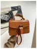 Bolso pequeño de mano de alta gama transfronterizo para mujer, nuevo diseño de moda, pequeño bolso cuadrado de lujo ligero, versátil para ir al trabajo, de un solo hombro, cruzado, moderno