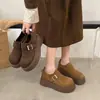 Zapatos Birkenstock de suela gruesa estilo retro para mujer, nueva colección primavera/otoño 2026, con acabado de gamuza, detalle de hebilla y diseño slip-on para fácil uso.