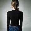 Camiseta negra con escote asimétrico, diseño de pétalo calado, top moderno, sexy, camisa pequeña, otoño, nuevo básico