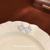 Nuevos aretes de amor azul claro para mujer, aretes sencillos de alto sentido con forma de corazón, aretes de moda comodín al por mayor