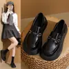 Novos mocassins, versáteis para a primavera, sapatos casuais pretos de couro estilo britânico, mocassins de sola grossa para mulheres, 2026, que aumentam a altura