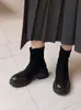 Botas Curtas Patchwork de Camurça Preta Emagrecedoras Bico Redondo Salto Grosso Aumenta Altura Versátil Botas Meia Elástica para o Trabalho Botas Elásticas Femininas