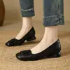 Zapatos de tacón bajo con hebilla cuadrada francesa, versátiles, de un solo color, para mujer, nuevo estilo Otoño 2026, suela suave, cómodos para los pies, para ir al trabajo, boca poco profunda, zapatos de piel para madre