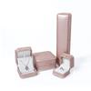 Caja con tapa abatible para anillos y coronas, de cuero cepillado, creativa, para guardar joyas, colgantes, pulseras y cadenas largas.