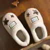Pantuflas bordadas con patrón de estrellas, nuevo estilo 2026, pantuflas de invierno gruesas de felpa para interior, antideslizantes y resistentes al desgaste, adecuadas para parejas