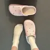 Chinelos Fechados Modernos de Cor Sólida com Tachas 2026 Solado Grosso Antiderrapante Slip-On Doce para Meninas Aumento de Altura Meio Chinelo Preguiçoso