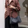 Bolsa feminina simples, novo modelo 2026, grande capacidade, adequada para o trabalho e uso casual, estilo vintage, bolsa de ombro para o dia a dia com um design de qualidade